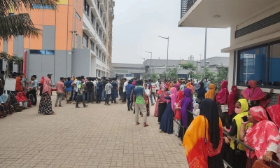 নারী শ্রমিকের মৃত্যুর প্রতিবাদে সড়ক অবরোধ, কয়েকটি কারখানায় ভাঙচুর