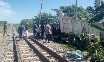 গাজীপুরে ট্রেনের ধাক্কায় ট্রাক দুমড়ে-মুচড়ে নিহত ২