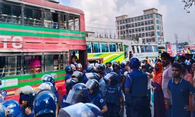 বেতনের দাবিতে ঢাকা-ময়মনসিংহ মহাসড়ক অবরোধ