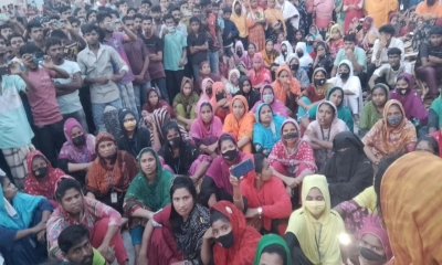 গাজীপুরে অবরোধে জায়ান্ট টেক্সটাইলস্ লিমিটেডে নারী শ্রমিকরা।