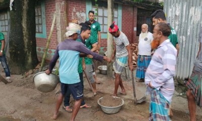 বড়ইকান্দি ভাটের চর হিলফুল ফুজুল যুব সংগঠনের উদ্যোগে এক কিলোমিটার রাস্তা সংস্কার। ছবি- রূপালী বাংলাদেশ