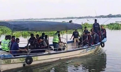ট্রলারে করে পুলিশ নৌ ডাকাতদের ধাওয়া করে। ছবি- সংগৃহীত