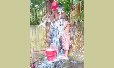মুকসুদপুরে দাম্পত্য জীবনের ইতি টেনে স্ত্রীকে তালাক দিয়ে দুধ দিয়ে গোসল। ছবি- রূপালী বাংলাদেশ
