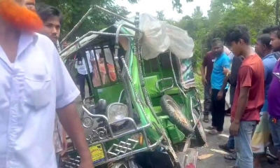 দুর্ঘটনায় দুমড়ে মুচড়ে যাওয়া ইজিবাইক।     ছবি- রূপালী বাংলাদেশ