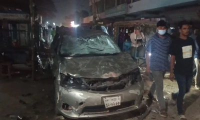 সংঘর্ষের সময় ভাঙচুর করা প্রাইভেটকার। ছবি- রূপালী বাংলাদেশ