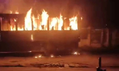 হাজারীবাগে দুর্বৃত্তের আগুনে পুড়ল বাস