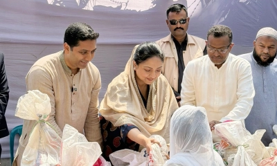 ঈদ উপহার বিতরণ করলেন প্রতিমন্ত্রী ববি হাজ্জাজ