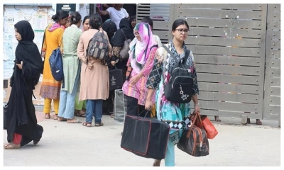 হল ছাড়তে শুরু করেছেন ঢাবি শিক্ষার্থীরা