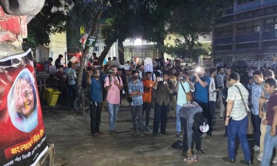 টিএসসিতে হাসিনার ছবিতে ডিম নিক্ষেপ