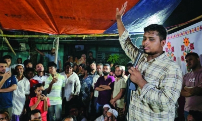 উঠান বৈঠকে বক্তব্য দেন এনসিপির দক্ষিণাঞ্চলের প্রধান সংগঠক হাসনাত আবদুল্লাহ। ছবি- রূপালী বাংলাদেশ