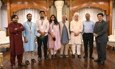 রাষ্ট্রীয় অতিথি ভবন যমুনায় বৈঠক শেষে  প্রধান উপদেষ্টা মুহাম্মদ ইউনূসের সঙ্গে এনসিপির নেতাকর্মীরা । ছবি - সংগৃহীত