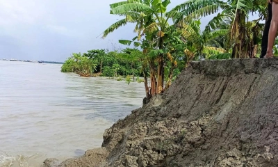 হাতিয়ায় তিন কিলোমিটার বেড়িবাঁধ ক্ষতিগ্রস্ত, পানিবন্দি হাজারো মানুষ