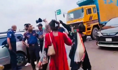 রূপগঞ্জে হিজরাদের দৌরাত্ম্য, যাত্রীবাহী মাইক্রোবাসে হামলা
