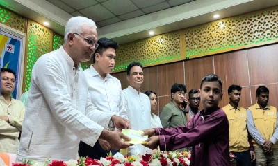 প্রতিবন্ধীদের হুইলচেয়ার ও আর্থিক সহায়তা দিল সমাজকল্যাণমন্ত্রী