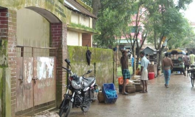 বিদ্যালয়ের সামনে মাছের আড়ৎ, দূর্গন্ধে শিক্ষার্থীদের পাঠে বিঘ্ন