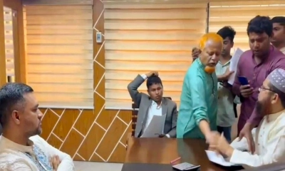 ‘মব সৃষ্টি করে’ নিয়োগ পরীক্ষার কাগজ ছিনিয়ে নিলেন বিএনপি নেতা