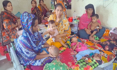 পটুয়াখালী হাসপাতালে এক বিছানায় একাধিক রোগী, মেঝেতেও চিকিৎসা