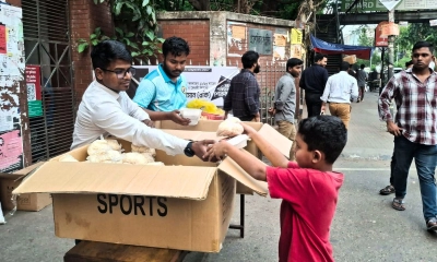 অধ্যাপক পারভেজের উদ্যোগে ইফতার বিতরণ