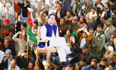 ইমরান খানের মুক্তির দাবিতে উত্তাল পাকিস্তান