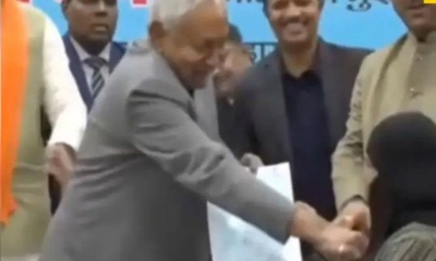 নারী চিকিৎসকের নিকাব টেনে নামালেন বিহারের মুখ্যমন্ত্রী, তীব্র সমালোচনা