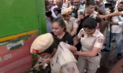 মঙ্গলবার নয়াদিল্লির ইন্ডিয়া গেট থেকে আটক করা হয় প্রাণীপ্রেমীদের। ছবি- সংগৃহীত