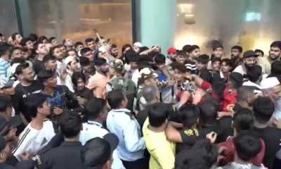 আইফোন ১৭ বিক্রি: লাইনে দাঁড়ানো অ্যাপল-ভক্তদের মারামারি