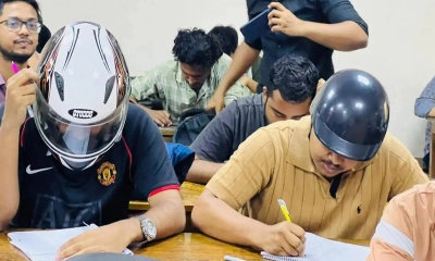 জবির ঝুঁকিপূর্ণ ভবনে হেলমেট পরে ক্লাস করছে শিক্ষার্থীরা