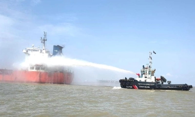 চট্টগ্রামে তেলবাহী জাহাজে আগুন, ২২ ক্রু উদ্ধার