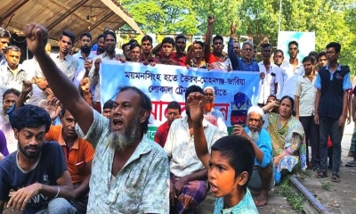 ইঞ্জিন সংকটে ময়মনসিংহে লোকাল ট্রেন বন্ধ, যাত্রীদের মানববন্ধন