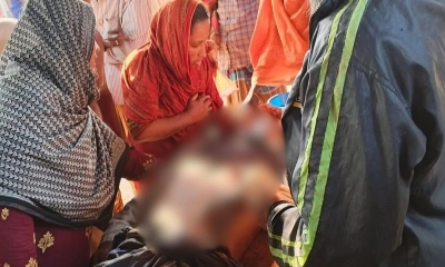 নিহত জাহিদুল ইসলাম ঘিরে স্থানীয়রা। ছবি- রূপালী বাংলাদেশ