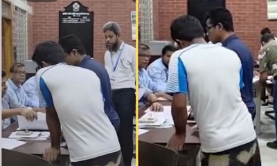 জাকসু নির্বাচনে লুঙ্গি পড়ে ভোট দেন এক শিক্ষার্থী। ছবি- সংগৃহীত