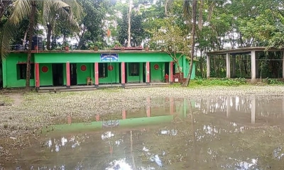 জোয়ারের পানিতে তলিয়ে যায় বিদ্যালয় মাঠ, খসে পরে ছাদের পলেস্তারা!