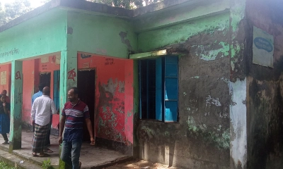 নলছিটিতে ঝুঁকিপূর্ণ ভবনে চলছে শিক্ষার্থীদের পাঠদান