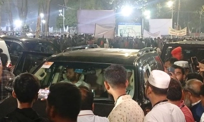 শহীদ মিনারে জামায়াত আমিরকে দেখে ‘রাজাকার’ ও ‘একাত্তরের দালাল’ স্লোগান 