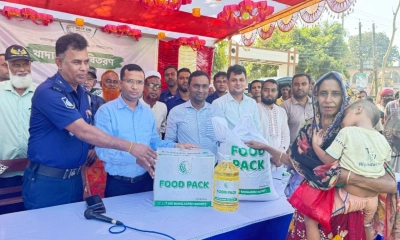 হতদরিদ্র পরিবারের মাঝে সহায়তা দোস্ত এইড বাংলাদেশ সোসাইটির। ছবি- রূপালী বাংলাদেশ