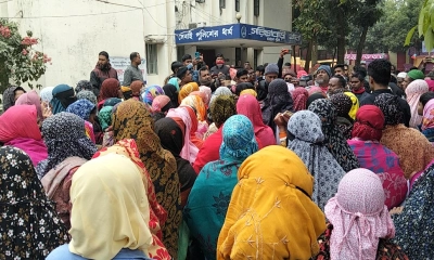 র‍্যাব সদস্যের স্ত্রী হত্যার বিচারের দাবিতে থানায় অবস্থান