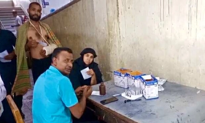 যশোর হাসপাতালে রোগীর ব্লাড নিচ্ছেন সুইপার