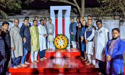 কেন্দ্রীয় শহীদ মিনারে শ্রদ্ধা জানাল নজরুল বিশ্ববিদ্যালয়