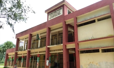 চকরঘুনাথ সরকারি প্রাথমিক বিদ্যালয়ে দুটি কক্ষের হ্যাজবল কেটে আটটি ফ্যান ও চারটি ফুটবল চুরি হয়েছে।    ছবি- রূপালী বাংলাদেশ