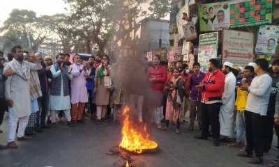 ওসমান হাদির গুলিবিদ্ধের প্রতিবাদে ঝালকাঠিতে সড়ক অবরোধ
