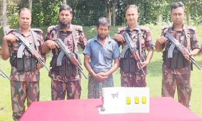সীমান্তে স্বর্ণের বারসহ চোরাকারবারি আটক