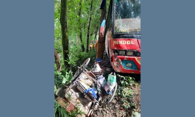 বাস ও ব্যাটারিচালিত ভ্যানের মুখোমুখি সংঘর্ষ। ছবি- রূপালী বাংলাদেশ