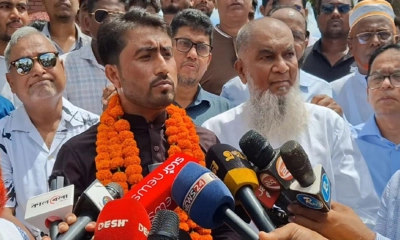 সাংবাদিকদের সঙ্গে কথা বলেন জাকসু ভিপি আব্দুর রশিদ জিতু। ছবি- রূপালী বাংলাদেশ