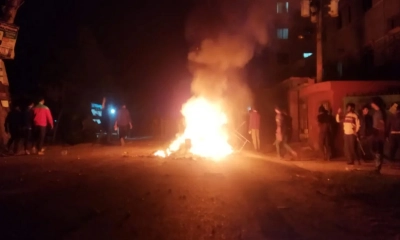 সড়কে টায়ার ও বেঞ্চে আগুন ধরিয়ে বিক্ষোভ করে শিক্ষার্থীরা।   ছবি- সংগৃহীত