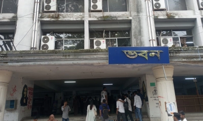 মাস পেরোলেও মেরামত হয়নি জগন্নাথের শহীদ সাজিদ ভবনের নামফলক