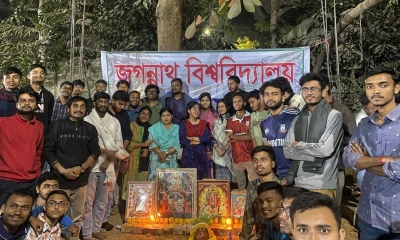 জবিতে দিনভর বিক্ষোভের পর রাতে শিক্ষার্থীরাই ‘উদ্বোধন’ করল কেন্দ্রীয় মন্দির