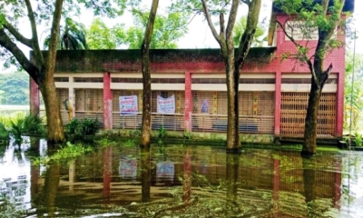 ভবদহ স্কুলে হাঁটু পানি  সভাপতির বাড়িতে ক্লাস