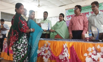 পাঁচবিবিতে শিক্ষার্থীদের মাঝে পুরস্কার বিতরণ