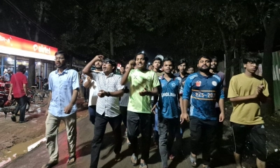 হলে ছাত্ররাজনীতি নিষিদ্ধের দাবিতে শনিবার রাতে বিক্ষোভে নামেন জাহাঙ্গীরনগর বিশ্ববিদ্যালয়ের বিভিন্ন হলের শিক্ষার্থীরা। ছবি- সংগৃহীত