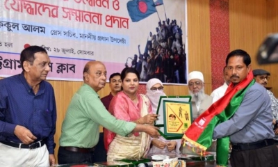 চট্টগ্রাম প্রেস ক্লাবে জুলাই যোদ্ধাদের পরিবাবরকে সম্মাননা প্রদান। ছবি- রূপালী বাংলাদেশ